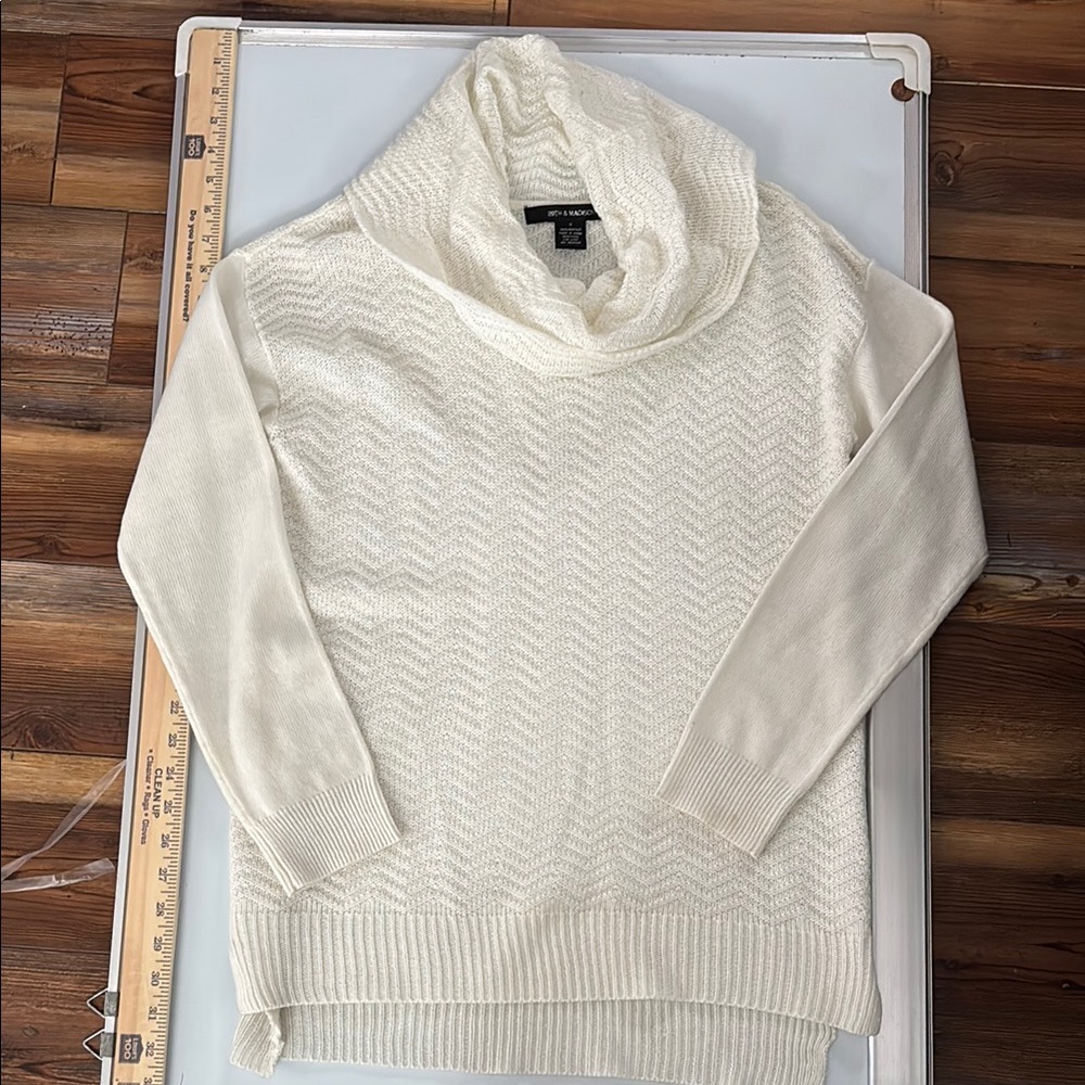 89th & Madison Cream Sweater Sz S